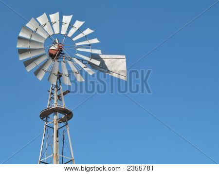 Windmühle mit klaren blauen Himmel