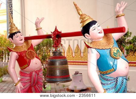 2 Hanner med en klokke i Penang statuer
