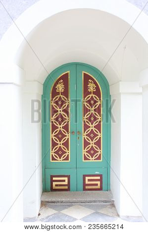 Saint-petersburg, Russia - July 10 , 2014: Chinese Creaky Arbor In The Park In Tsarskoe Selo