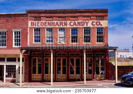 Vicksburg, Usa, 2018.04.08.: The Biedenharn Candy Co. Bottled The First Coca-cola In The World In Vi