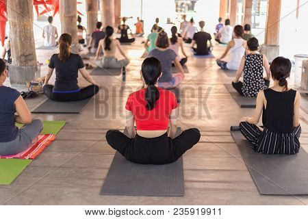 Lots Of People Gathering To Practic Yoga At A Commuinity Place