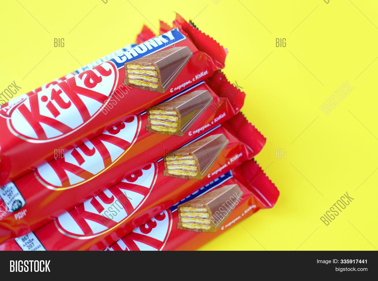 батончики красной в красной обертке. плитка шоколада в обертке на белом фоне. фотографии шоколада. красный батончик кит кат. красный шоколад.