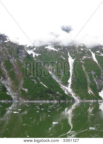 Groene bergen en watervallen