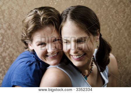 Женщины смеются