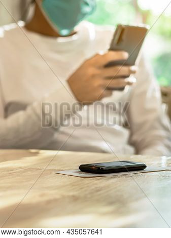 Queue Wireless Calling System Restaurant Or Pager Customers System With Invoice On Table With Blur I