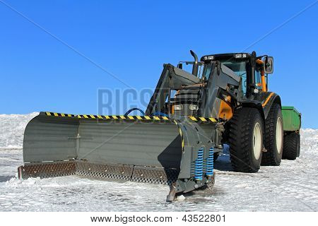 Traktor og sneplov