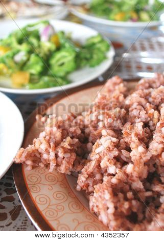 Filipino kırmızı pirinç levha üzerine