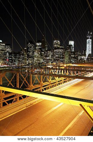 O tráfego na noite em Brooklyn Bridge, Nova Iorque