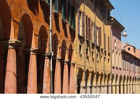 Pórticos del centro de la ciudad vieja de Bolonia