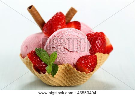 gelato di fragole in tazza cialda