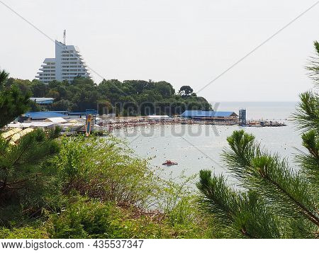 Anapa, Russia, August 23, 2021 Vysokiy Bereg Beach Or Kamenka. Stone Pebbles On The Beach. Tourists 