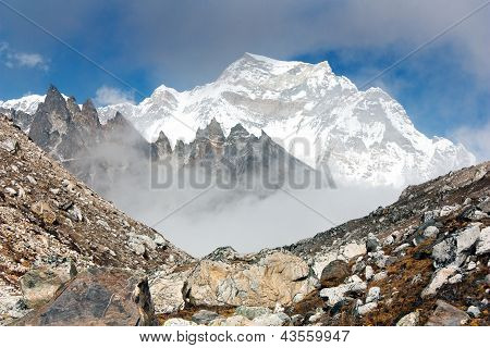 hungchhi peak og Chumbu peak ovenfor Ngozumba isbræ fra Cho Oyu base camp - trek til Everest base c