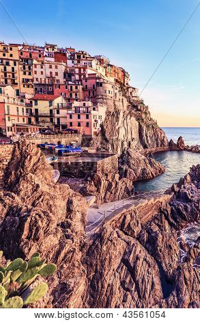 Villaggio di Manarola, rocce e mare al tramonto. Cinque Terre, Italy