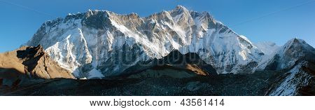 ranní pohled z jižní stěně lhotse a nuptse - trek do základního tábora Everestu - Nepál