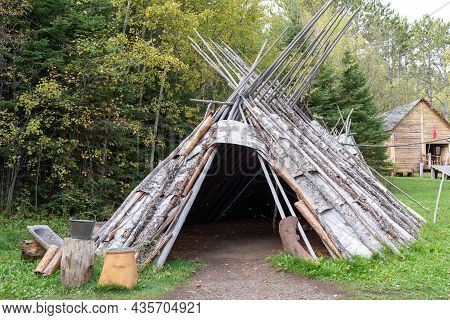 Minnesota, Usa - October 5, 2021: Ojibwe (ojibwa) Birch-bark Teepee On Display At Grand Portage Nati