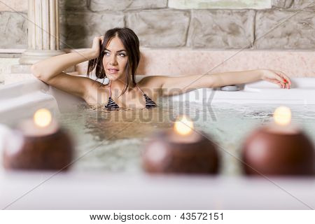 Mladá žena relaxaci v horké vaně