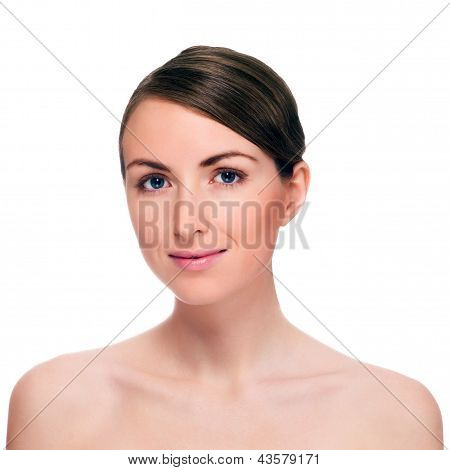 Portrét přitažlivé mladé ženy. Čisté krásy Make-up. Izolované na bílém pozadí