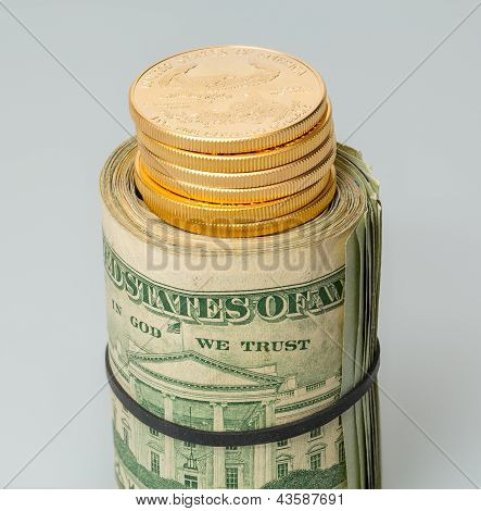 Rollen von $20 Dollar-Scheine mit GoldmÃ¼nzen