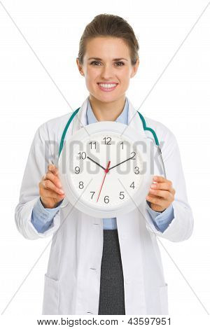Usmívající se žena Medical Doctor ukazuje hodiny