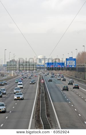 La famosa autostrada A2 niear Amsterdam nei Paesi Bassi