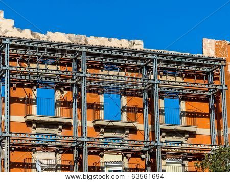 the facade of a house that is being rebuilt is a listed building and has to stop.