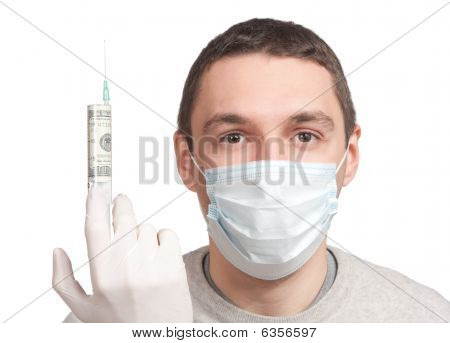 Uomo tenendo la siringa di soldi