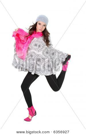 Stuido colpo della ragazza alla moda Over White
