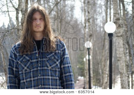Um homem na estrada com postes