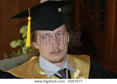 Um jovem em um vestido