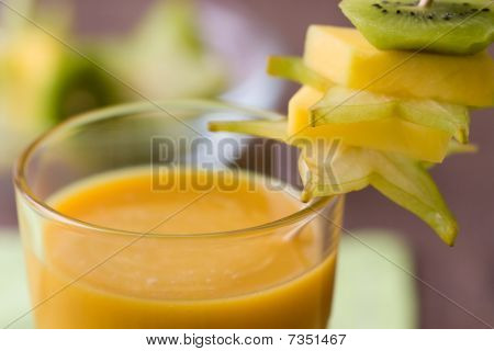 Żółte owoce smoothie