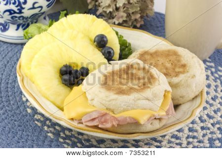 Jamón y queso panecillo inglés desayuno