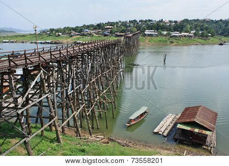Area Bridge Old Scenery Has A Raft And A Mountain