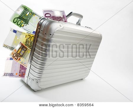 Matkalaukun kanssa rahaa
