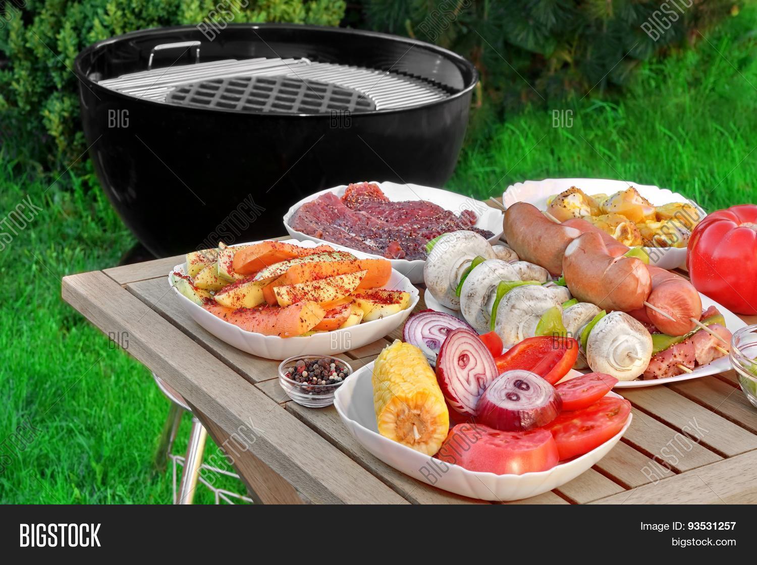 Еда на пикник. Что взять на шашлыки. Меню на природу с ночевкой. Блюда для пикника на природе. Что взять на шашлыки.