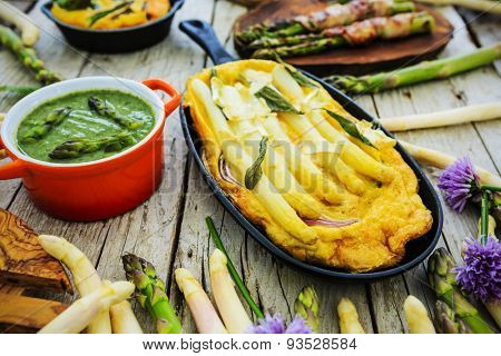 Asparagus - the delights of white and green asparagus, a variety of dishes