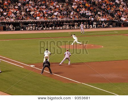 Giants Jonathan Sanchez kaster banen med Diamondback Stephen Drew tager føringen fra 1.