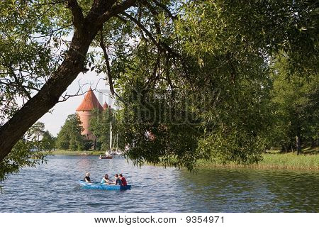 In barca vicino al castello di Trakai