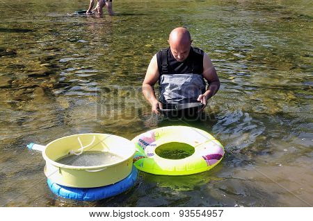 Gold Prospectors In Full Competition