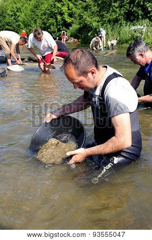 Gold Prospectors In Full Competition