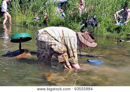 Gold Prospectors In Full Competition