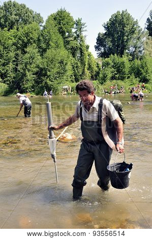 Gold Prospectors In Full Competition