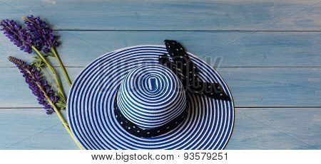 The hat and flowers