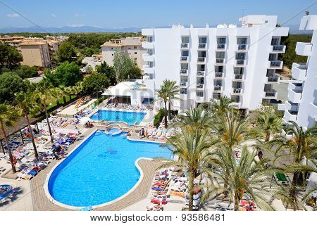 Mallorca, Spain - May 28: The Tourists Enjoiying Their Vacation In Luxury Hotel On May 28, 2015 In M