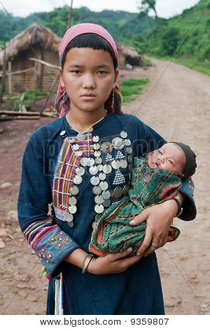 junge Hill Tribe Mutter mit Kind