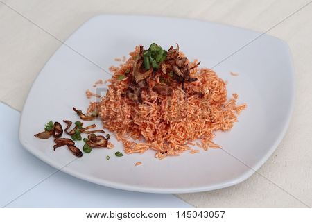 Mixed crispy rice noodle,(Crispy rice,noodle,fried red onion and split onion.)