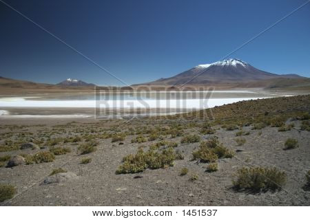 Jezero a hory v Bolívii