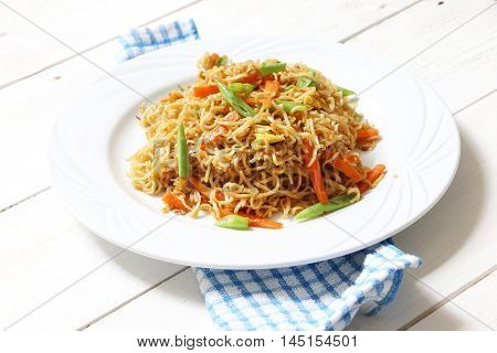 Fried instant noodle with green bean, egg and carrot