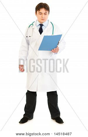 흰색 절연 환자 차트를 보고 심각한 의사