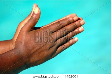 Modlila se černé ruce