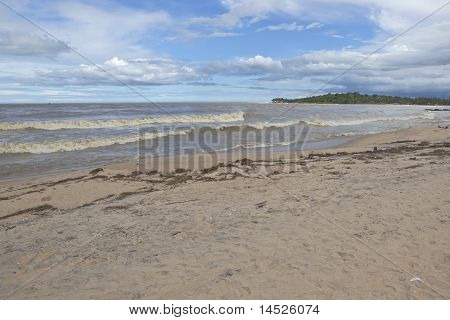 Hiekkaa meren ja taivaan Arugam Bay